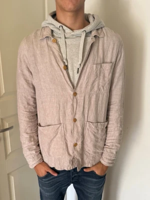 Morris Overshirt - Säljer denna feta Overshirt i Linne från Morris. Riktigt stilren och fint skick. Storlek M, modellen på bilden är 187cm, 75kg.