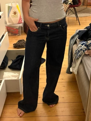 Mörkblåa raka jeans  - Säljer ett par mörkblåa jeans med rak passform. Jeansen har klassisk femficksdesign och stängs med knapp och dragkedja. Perfekta för en avslappnad och trendig look💗🤩