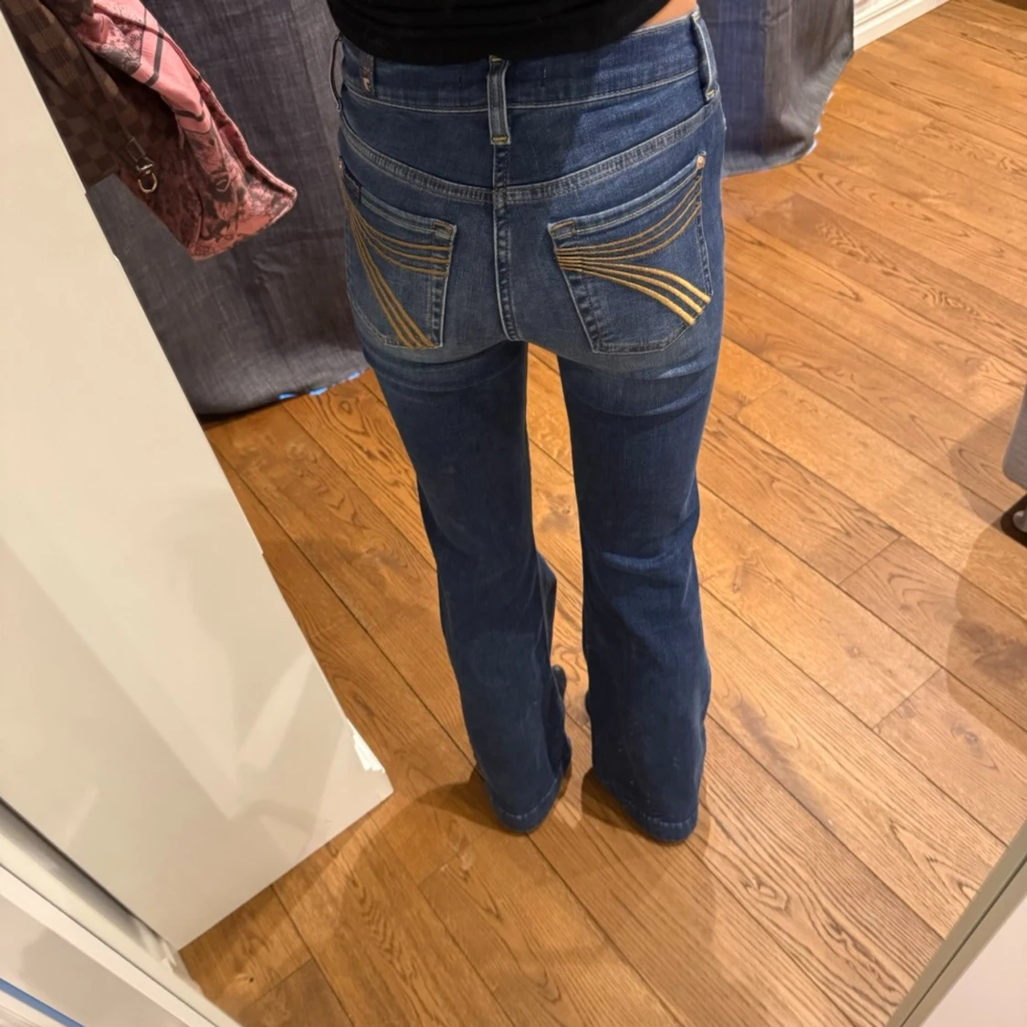 Blå bootcut jeans med kontrastsömmar - 1