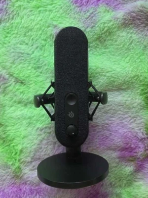 SteelSeries Alias USB-mikrofon - Säljer min SteelSeries Alias-mikrofon då den inte längre används.  - Fungerar som den ska - Ansluts via USB-C - Inbyggt stativ medföljer - Originalkabel medföljer - 3,5 mm hörlursutgång - Använd men i fint skick  Se bilder för exakt skick och vad som ingår.  Hör gärna av dig om du har några frågor!💫