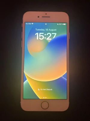 iPhone 8  - Säljer en iPhone 8 på 64 GB. Den fungerar som den ska och allt funkar bra, skärm, ljud, kamera, knappar osv. Baksidan är ganska sprucken men det påverkar inte funktionen. Batterihälsan är på 57 % 