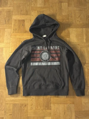 Niche saint laurent hoodie - Säljer denna feta sälsynta YSL hoodien. Hoodien är i bra skick, och är knappt använd. Finns inga  defekter över huvudtaget och är i princip som ny. 