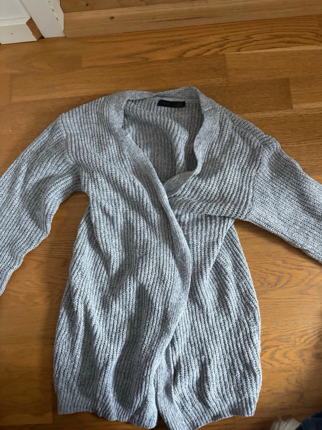 Ljusgrå stickad kofta