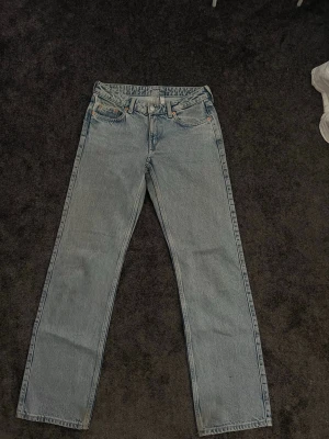 Ljusblå raka jeans med hög midja - Säljer ett par raka ljusblå lågmidjade jeans från weekday i modellen arrow. Säljer pga att jag har växt ut dom och de inte passar längre! Som nya 