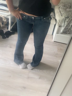True religion jeans med låg midja - Säljer mina helt nya jeans från True Religion då dom var för små för mig. Det är storlek W26. Endast testad en gång. Färgen heter Nadia och dom är lågmidjade. Köpte för 1400kr och säljer för 850kr.