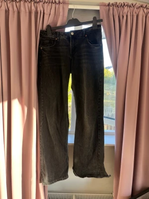 Zara jeans - Slitningar längst ner.