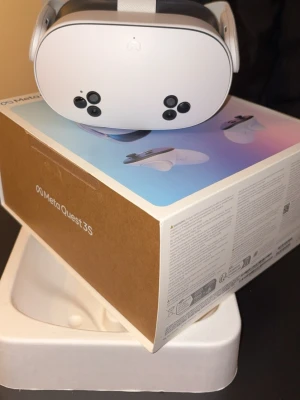 Meta Quest 3S VR-headset med kontroller - Meta Quest 3S VR-headset i vit färg med matchande kontroller. Snygg och modern design med rundade former och justerbart huvudband. Tillverkad i plast med detaljer i svart. Perfekt för gaming och VR-upplevelser. 128gb och 120fps