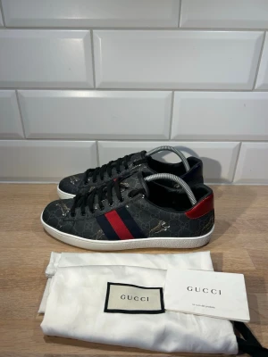 Gucci Ace Tiger - Gucci Ace i nästintill nyskick | Storlek: 42 kan passa 43 | Ingår: Dust bag och kort | Vid frågor eller diskussion om pris är det bara att skriva✍🏼| Frakt inom 48h📦