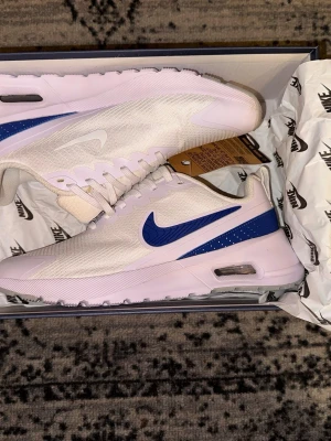 Nike skor - Nya vita Nike skor. Säljs för att jag tyckte de var små storleken är 42 men jag rekommenderar 41 men den kan funka för 42