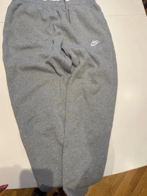 Gråa mjukisbyxor från Nike XL - Säljer ett par klassiska gråa mjukisbyxor från Nike i storlek XL. 