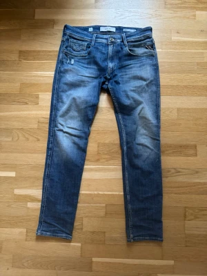 Replay jeans - Ett par Replay anbass med några schyssta slitningar. storlek W31 L30. Jeansen är age 5 jeans och har en stilren fade, köpta för 1899kr —> säljer för 600. Mycket bra skick. 