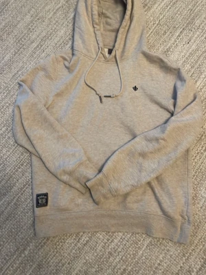 Morris Stockholm hoodie  - Säljer en snygg hoodie ifrån Morris Stockholm, den är i väldigt fint skick, och är i färgen beige. Jag är öppen för frågor och priset kan diskuteras, jag svarar även snabbt🙂