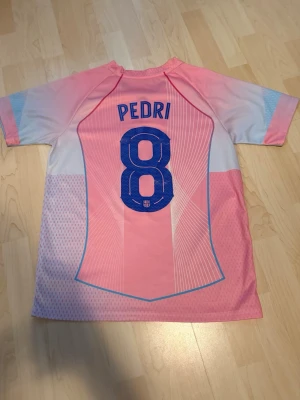 #8 Pedri FC Barcelona Pink Limited Edition Kit 2025/26 - Stilren fotbollströja i helt nytt skick. Tröjan är inte använd en endaste sekund.