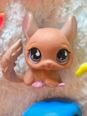 Littlest pet shop - Littlest pet shop Authentic chinchilla #112. Skriv till mig privat för fler bilder. Skick som på bilden. Kolla gärna in min profil för bundle😊💕