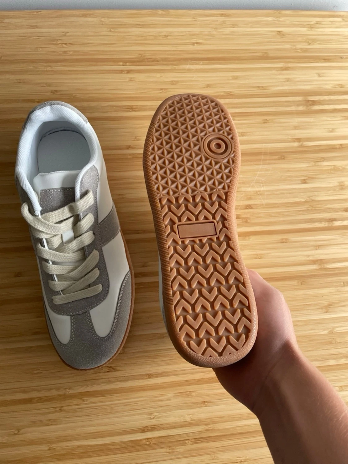 Vita och beige sneakers med mockadetaljer