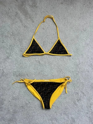 Fendi bikini  - Lite trasig på sidan. 