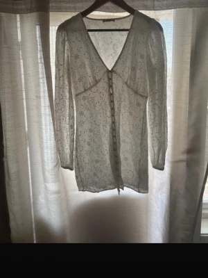 Vit klänning  - Säljer en vit klänning som jag använt en gång på min skolavslutning. Den ser som helt ny ut och är i storlek M. Original priset hittar jag inte.💗💗