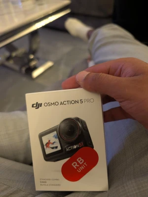 DJI Osmo Action 5 Pro digitalkamera - Säljer en DJI Osmo Action 5 Pro digitalkamera i svart. Kameran har en kompakt och robust design med stor lins och display på framsidan. Perfekt för actionfyllda äventyr och videoinspelning i hög kvalitet.