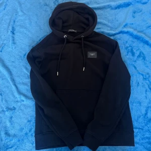 Svart Dolce&Gabbana hoodie - Säljer en svart dolce&gabbana hoodie, skickar dagen efter, pris kan diskuteras 