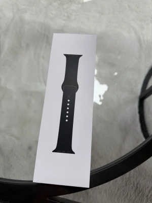Apples silikonarmband till applewatch - Snyggt svart armband i silikon för smartwatch. Armbandet har en stilren design med flera justeringshål för perfekt passform. Passar de flesta smartklockor med utbytbart band och är enkelt att byta ut.
