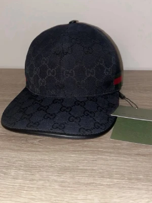 svart gg keps - snygg svart keps, perfekt till allt, lite solblekt men märks knappast 
