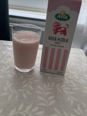 Arla rosa mjölkdryck jordgubb - En liter rosa mjölkdryck från Arla med smak av jordgubb. Kommer i en kartong med rosa och vita detaljer. Drycken har en ljusrosa färg och är perfekt för dig som gillar söta smaker.
