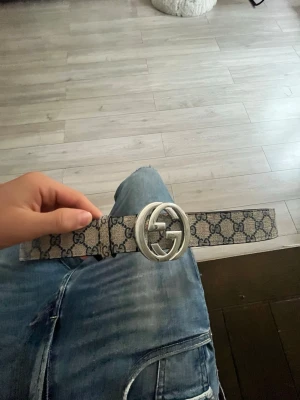 Ett snyggt bälte med gg loga  - Besh och blå mönster passar med alla outfits för en stil ren look