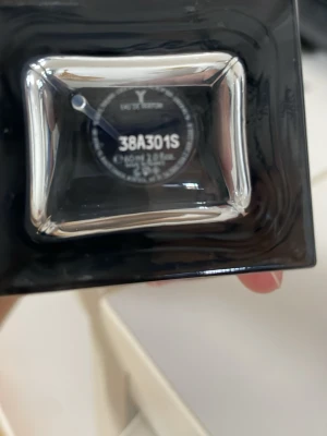 Yves Saint Laurent Y Eau de Parfum - Yves Saint Laurent Y Eau de Parfum i en stilren svart och genomskinlig glasflaska med metallisk detalj och matchande svart kartong. Flaskan har en modern, maskulin design och rymmer ungefär 35 ml doft kontakta mig om du har frågor.