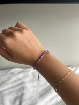 Lila flätat vänskapsarmband - Säljer ett enkelt och snyggt handgjort armband i lila flätad tråd. Armbandet har justerbar knytning så det passar de flesta handleder. Perfekt för dig som gillar färgglada och minimalistiska accessoarer.💕
