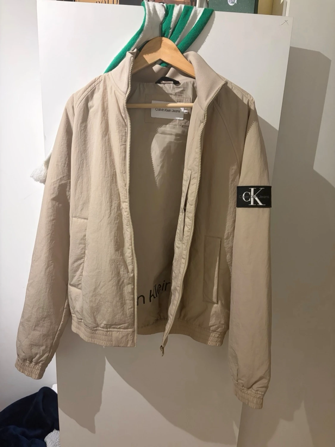Beige vindjacka från Calvin Klein - 2