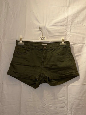 shorts - Snygga gröna shorts. Perfekta för varma dagar och enkel att matcha med olika toppar.