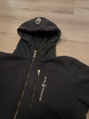 Zipper från Sail Racing - Mörk blå zipper från Sail Racing i storleken S. Passar Perfekt för dem som är runt 170-175cm 