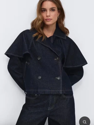 Mörkblå oversized jeansjacka - Säljer en mörkblå jeansjacka med dubbelknäppning och bred cape-liknande krage. Helt ny med prislapp!!💞