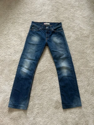 Blåa Levis 506 Jeans Regular Fit Storlek W30 L34 - Mycket fina Levis Jeans i blå färg. | Jeansen är i mycket bra skick och sparsamt använda. |  Äkta som allt annat jag säljer! ✅ |  Storlek: W30 L34 | Skick: Mycket Bra Skick | Färg: Blå | Märke: Levis | Modell: Jeans |   Hör gärna av dig vid frågor så svarar jag så fort jag kan! 😁 |  (SKU - 212)