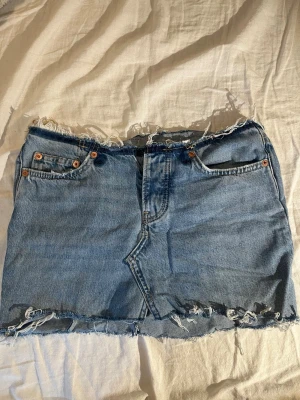 Blå jeanskjol utan midja  - Trendig blå jeanskjol minikjol med avklippta midja. Klippt själv, uppskattad storlek S/36. 