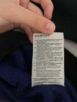 Mörkblå cashmere-tröja Acne Studios - Exklusiv mörkblå stickad tröja från Acne Studios i 100% cashmere. Tröjan har svarta ribbstickade muddar och en klassisk passform. Perfekt för dig som vill ha något både stilrent och avslappnat. Pris 2495:-   Skriv vid funderingar:)