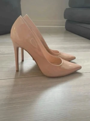 Nude lackpumps med spetsig tå - Höga beige/rosa klackskor i mycket bra skick 