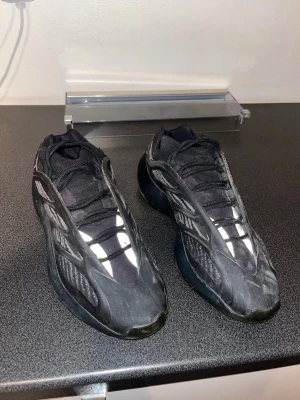 Yeezy 700 v3 - Smutsiga Vill bli av med dom… passar 43-44 