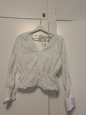 Blus  - Så snygg blus från Gina tricot med knytning baktill. Endast testad av mig, men behövs strykas innan användning🤍