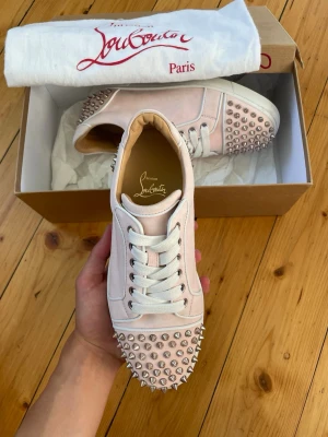 Christian Louboutin skor  - Hej, säljer nu dessa svin snygga Christian Louboutin skor. Skorna är i grymt skick! Begränsat antal boxar och dustbag. Hör av dig vid frågor. Finns i storlekar 36,5 och 37