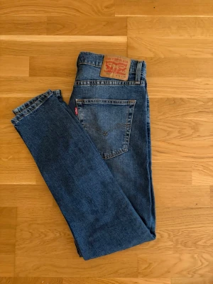 Levis 512 31/32 - Snygga Blåa Levis 512 jeans. Storlek 31/32, sparsamt använda 