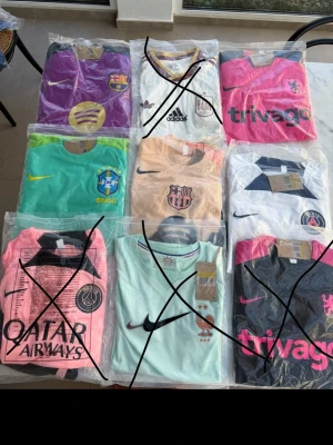 Fotbolls träningställ olika lag  - Säljer alla som inte har kryss på sig!!!! Alla är storlek S. Kostar 300kr styck för 1 500 för 2. Alla är helt nya 