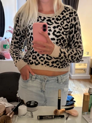 Leopard stickad tröja - Stickad tröja med leopard mönster som jag köpte på plick för ett tag sedan. Jag har använt den 1-2 gånger och den är ändå i fint skick. Storlek:xs🩷