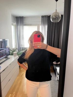Marinblå stickad t-shirt  - Mörkblå stickad t-shirt från Gina Tricot, använd endast en gång! Mycket fint skick 