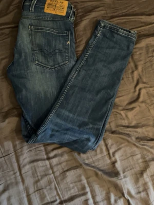 Blå jeans från Replay - Tja, säljer en av mina par replay jeans som är riktigt sjysta jeansen har använts mycket och har en del naturliga slitningar men abslolut ingenting som stoppar att att använda✌️ tveka inte om att göra av er vid frågor🙌