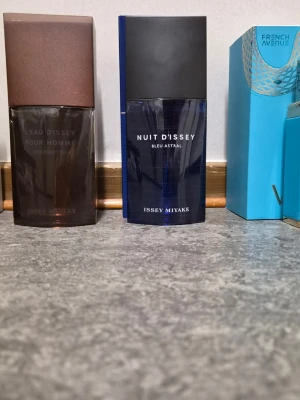 Sälj / byte Issey Miyake blu Astral samt Wood & Wood, one million och french avenue vulcan feu. - Issey Miyake Le Sel d'Issey Blu Astral – Frisk, saltig och modern sommarparfym med marina noter, mineraliska inslag och träig bas. Ren, elegant och uppfriskande. Issey Miyake Wood & Wood – Intensiv träig doft med cederträ, sandelträ och grapefrukt. Varm, sofistikerad och maskulin med bra hållbarhet. Paco Rabanne One Million EDT – Söt, kryddig och varm klassiker med blodmandarin, kanel, ros och läder. French Avenue Vulcan Feu – Fruktig.  Nya kostar 2000 kr säljer för 1400 kr