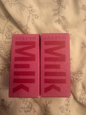 Milk Makeup Cooling Water Jelly Tint - Två stycken Milk Makeup Cooling Water Jelly Tint i rosa förpackning. Produkten är en gel-tint för läppar och kinder, med en transparent, jelly-liknande formula som ger en fräsch färg. Innehåller svalkande havsvatten och aloe för långvarig effekt. Man får båda 160