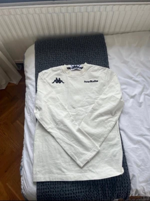 Acne Studio x Kappa Tröja - Mycket fint skick - Säljer en tröja från Acne Studio x kappa  Storlek XXS Passar mig som i normala fall har storlek herr M