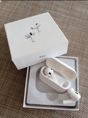 Vita trådlösa in-ear hörlurar Pro - Säljer ett par vita trådlösa in-ear hörlurar med laddningsetui. Hörlurarna har stilren design och levereras i originalförpackning. Laddas med lightning-kabel som medföljer. Perfekta för musik, samtal och gaming.