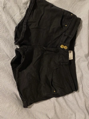 Svarta lågmidjade shorts - Säljer dessa svarta låg midjade shorts från Gina. Köpte de på Sellpy. stretchiga och skönt matrial men de är för stora för mig. Inga tecken på slitage eller fläckar